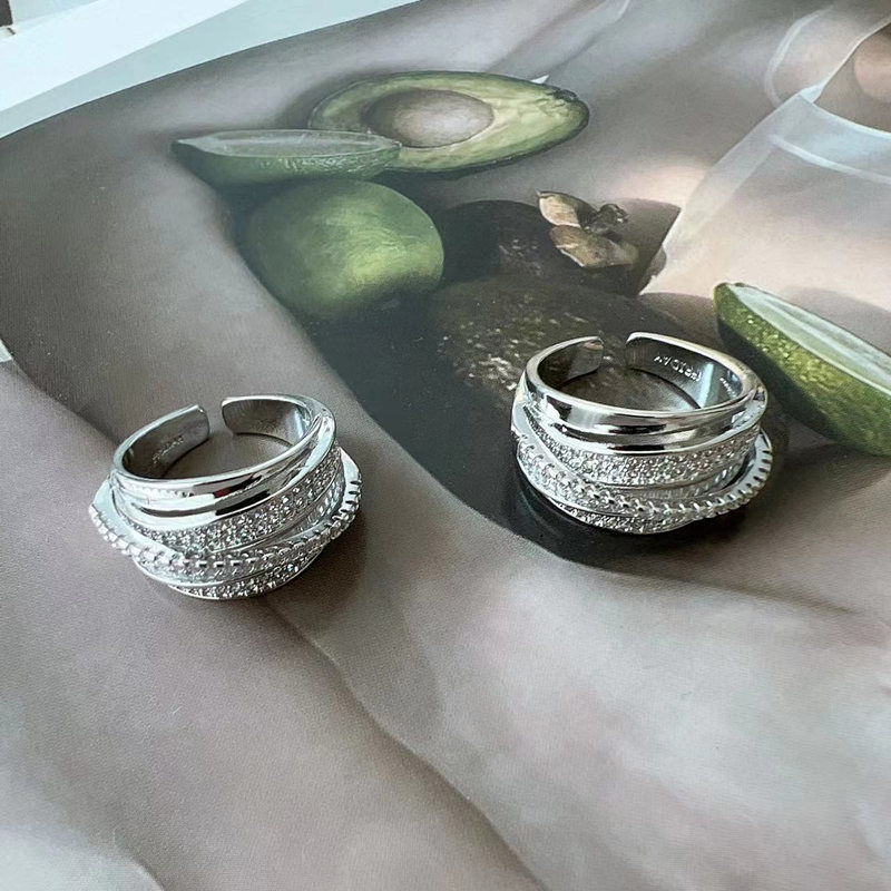 Pierścionek z cyrkoniami w kol – Chrome Hearts Ring recenzja i cena