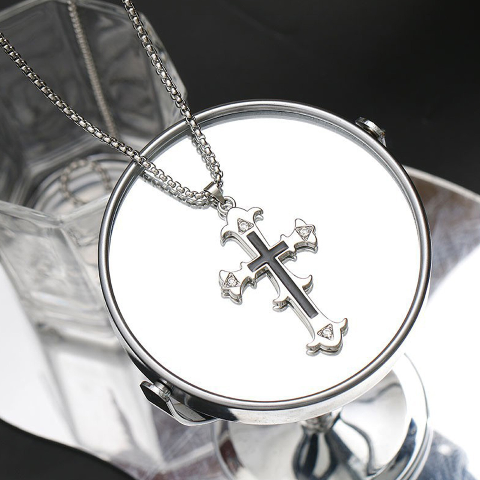 Naszyjnik z krzyżykiem, chromo – Chrome Hearts Ring recenzja i cena